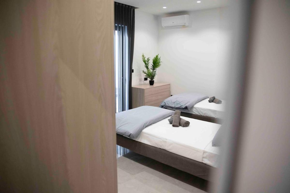 Flat 3, Nearby Beaches & Countryside, With Terrace Apartment