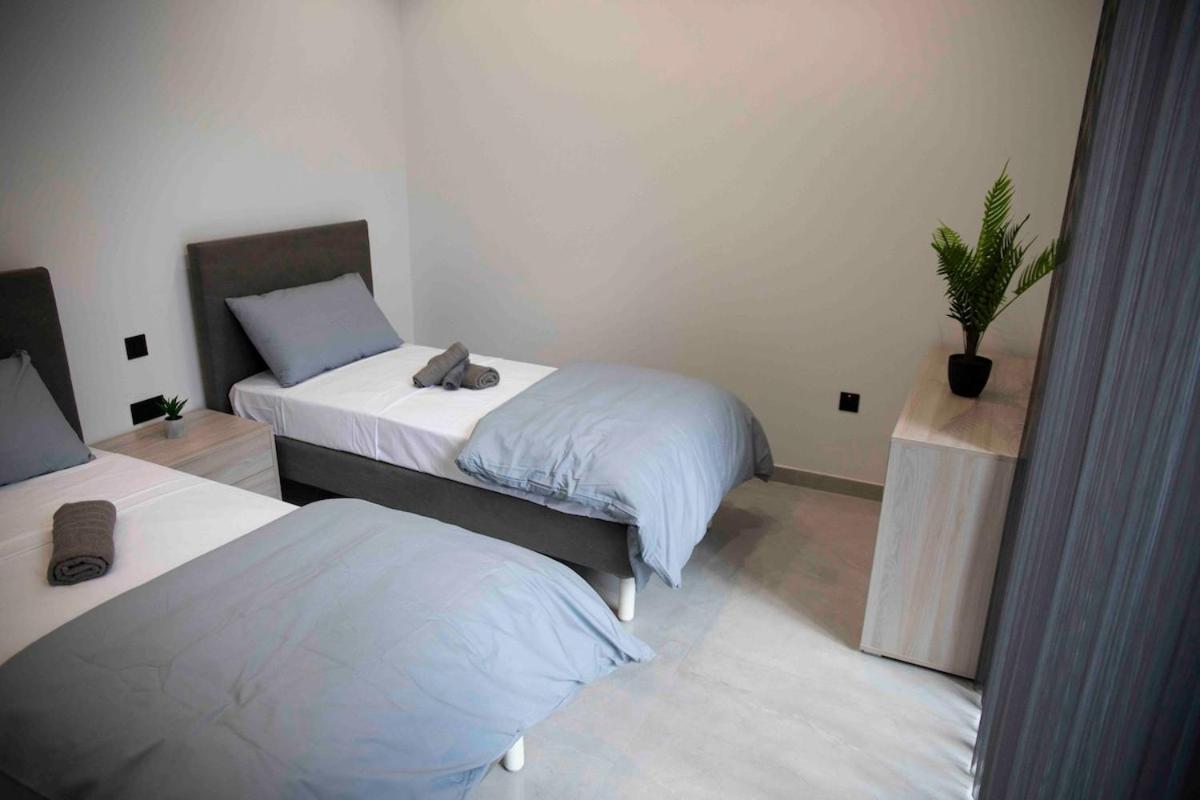 Apartment Flat 3, Nearby Beaches & Countryside, With Terrace